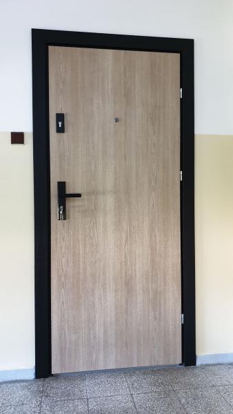 drzwi-w-pomieszczeniu-73